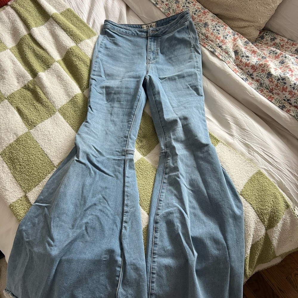 FREE PEOPLE flare jeans // size 26 (2) // light wash // super flattering on butt